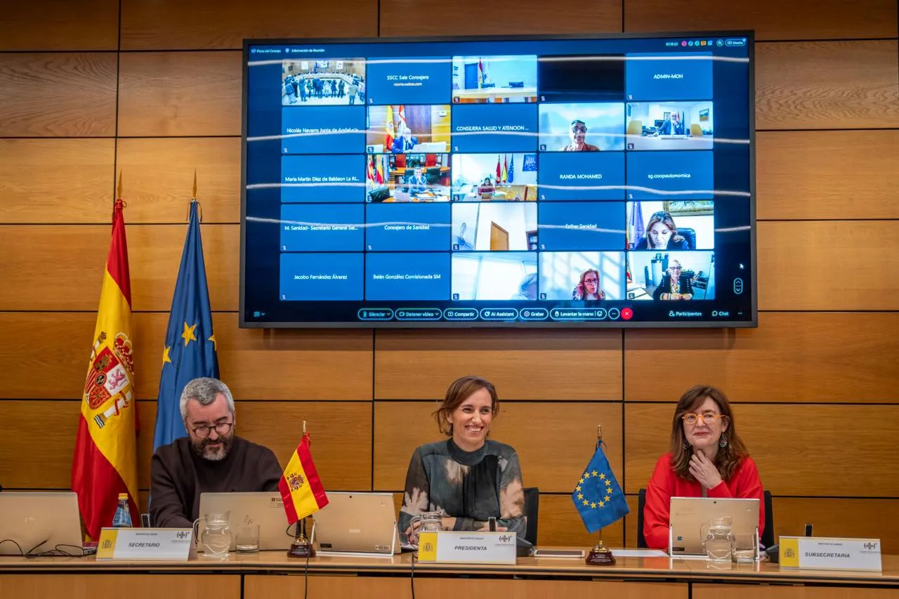 The top table of Spain's Interterritorial Council of the National Health System, with Spanish and EU flags and a screen showing regional health ministers on video call